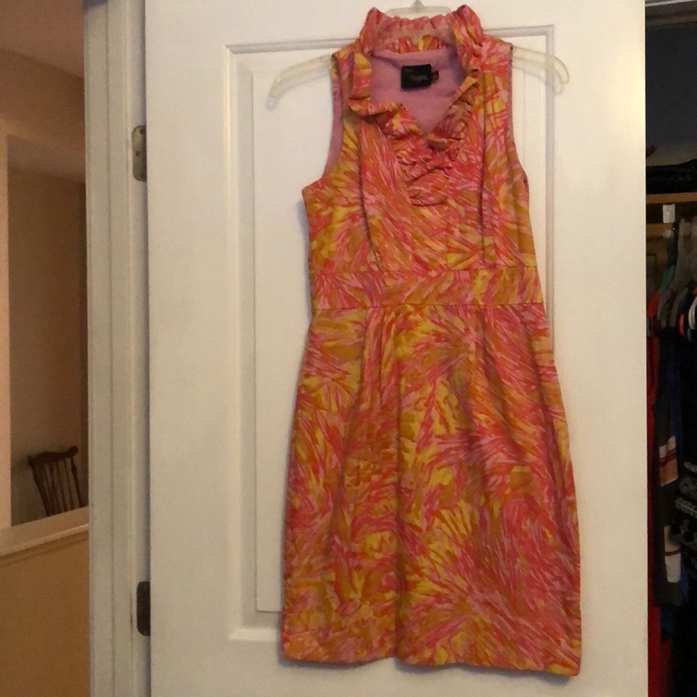 Sleeveless dress With ruffle around neck